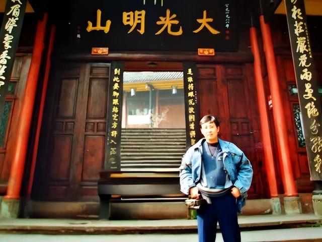 四川旅游：三到两佛山曲折纪行（图）