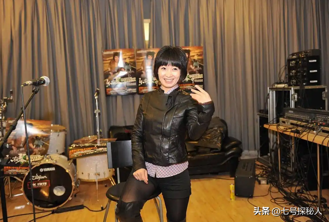 她连续5次上春晚，私下却和恩师同居怀孕被骗流产，现在57岁单身