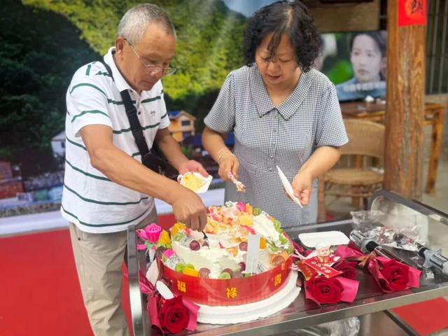 四川游客在桐梓过101岁生日！大家都来沾“喜气”～