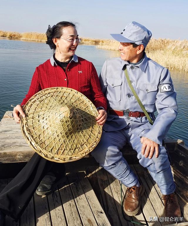 阿克苏野鸭湖景区芦花绽放与湖水交相辉映成为游客热门旅游打卡地