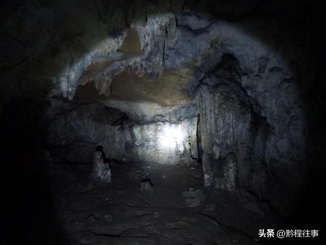 偏远乡野中寻找一个古寺遗址，探险一个深邃溶洞