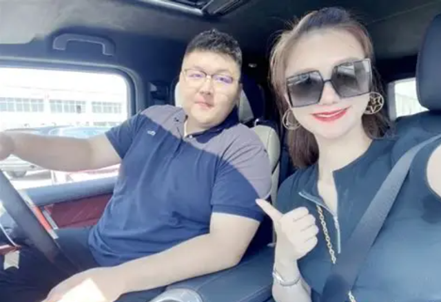 离婚仅1个月再看猴哥与前妻，一个急找下家，一个证实痞幼没说错