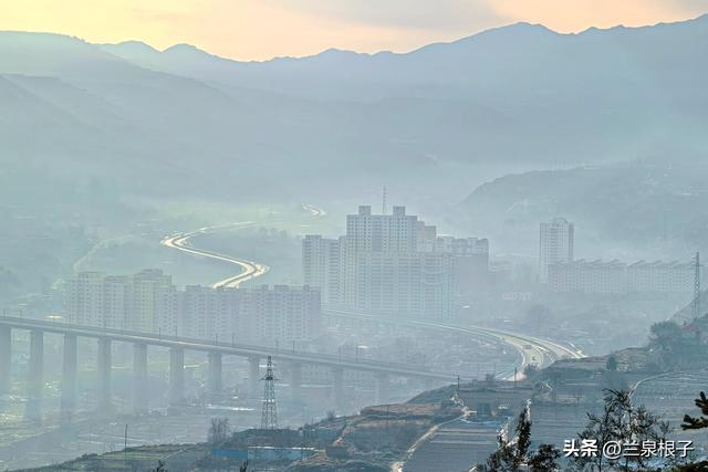 兰州水磨沟河畔——金波映桥雾暖八里冬晨