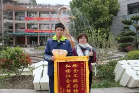 “教科书式”拾金不昧！捡到1万6千元现金，杭州高中生报警寻失主图片