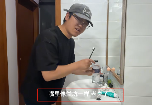 恒河水不能随便喝！中国小伙挑战后，当场呕吐不止，吐槽嘴像粪坑