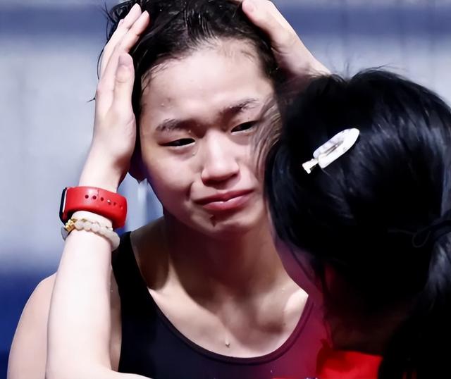 全红婵归队了！她变化真大，身材高挑颜值抢眼，留了长发气场强大