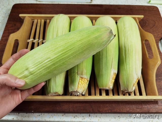 保存玉米，水煮和直接放冰箱都不对，教你一招，放一年也鲜嫩香甜