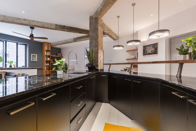 独特的“飞机”户型，经过设计师的改造，每处空间都得到充分利用