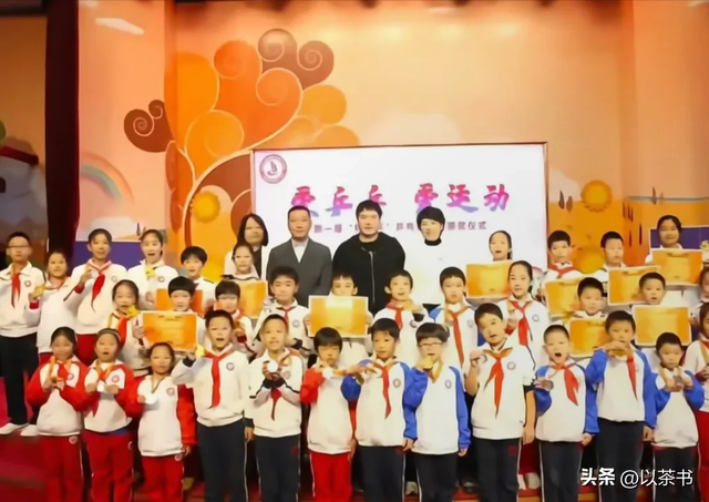 梁靖崑儿子太争气！子承父业获男单冠军奖状拿到手软，他亲自颁奖