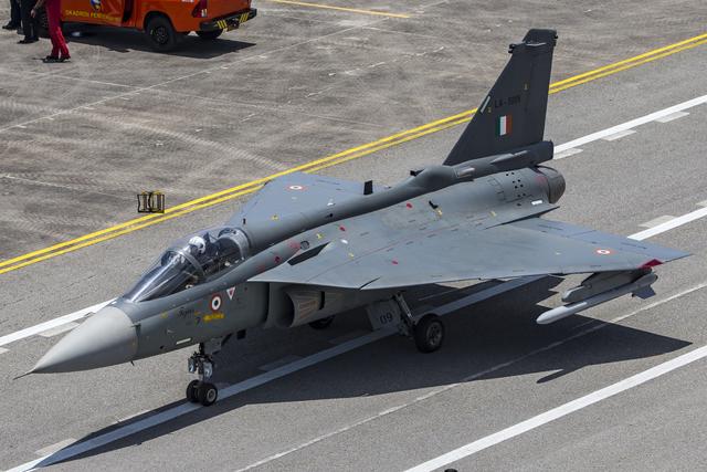 起飞前还在漏油！印度“光辉”战机迪拜坠毁，飞行员为何没跳伞？