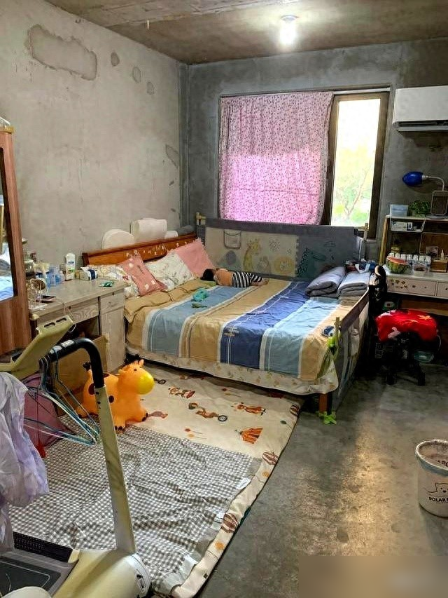 上海一三口之家，因入住毛坯房走红，几乎没装修，却无一丝穷酸气