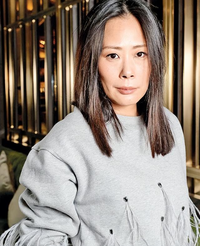 59岁香港歌后送ICU抢救，术后全身插管，儿子日夜守护抱膝痛哭