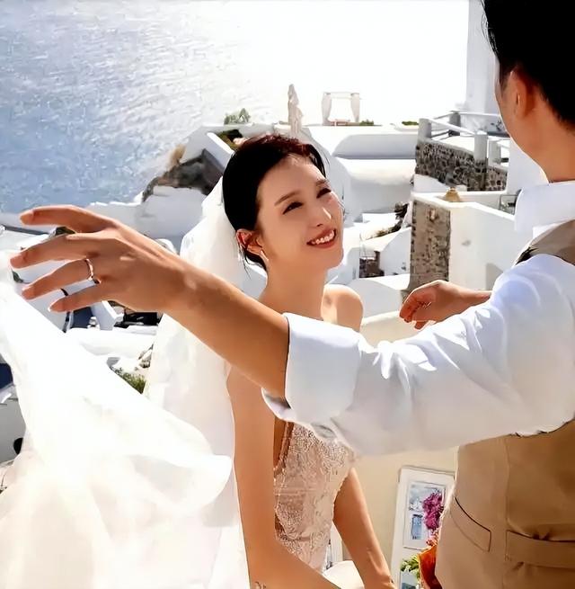 曾是体操女神，为还 1400 万债与大51岁的干爹谈恋爱，如今重获新生