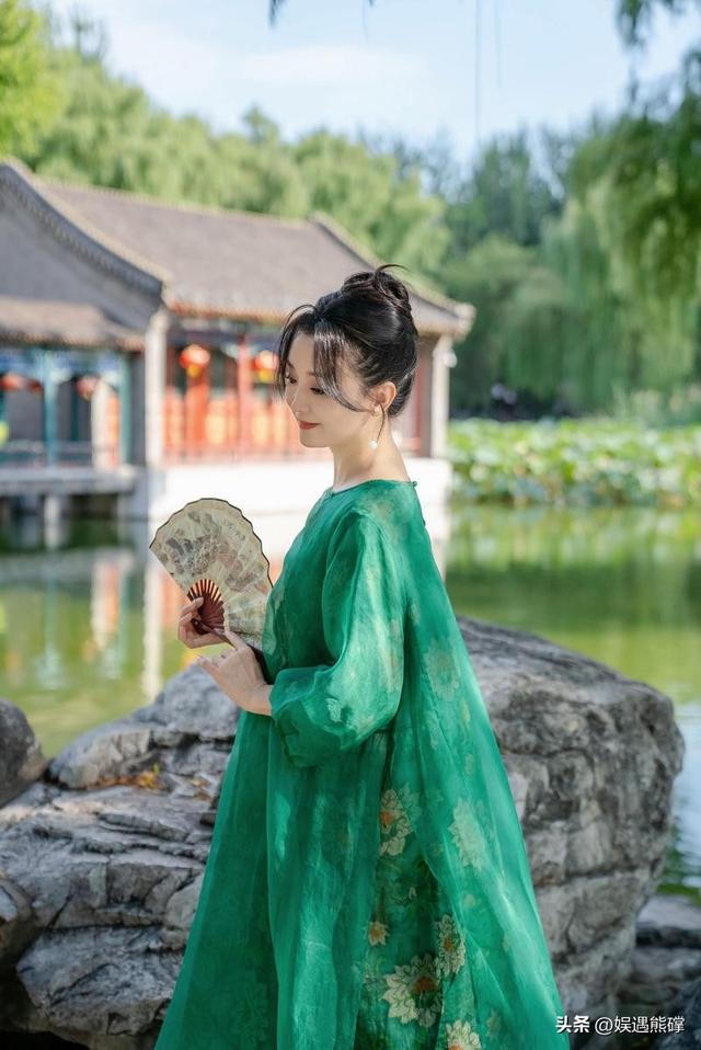 王艳太有钱了，穿睡衣在自家花园散步，背后就是紫禁城！