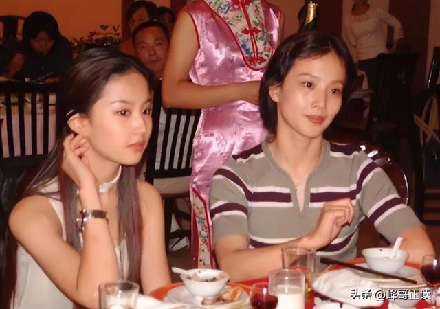 一场香港大火，让大家看清38岁刘亦菲的“真面目	”，赵立坚说对了