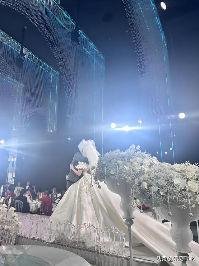 贵州新娘换敬酒服归来，22桌宾客全走光！网友辣评：只有新娘在乎