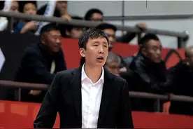 中国男篮易立：曾连续4次盖帽易建联，被称为“排骨飞人”图片