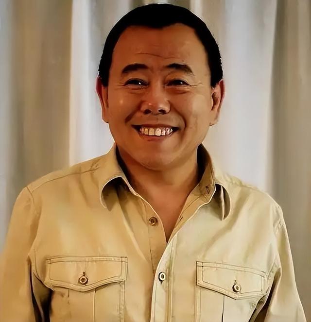全家移民真相大白2年，享正师级待遇的潘长江，已走上另一条大道