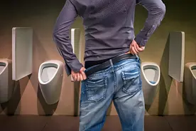 刚尿完没多久又想尿？提醒：这多半与6个因素有关，别不当回事图片