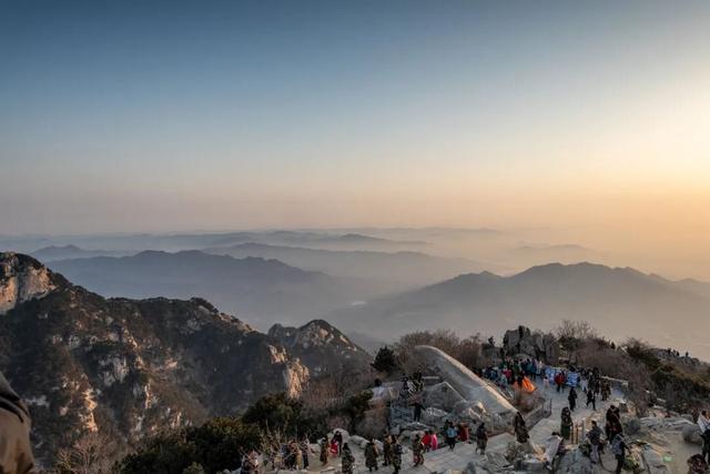 大学生陪爬泰山，月赚多少呢？