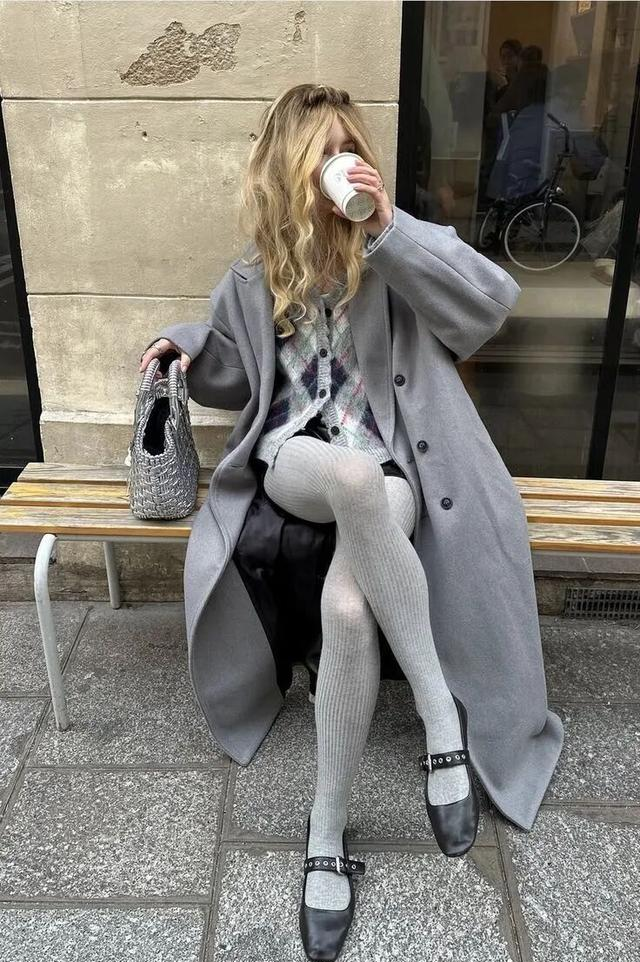 冬天穿件灰色系衣服既显高级又实用！