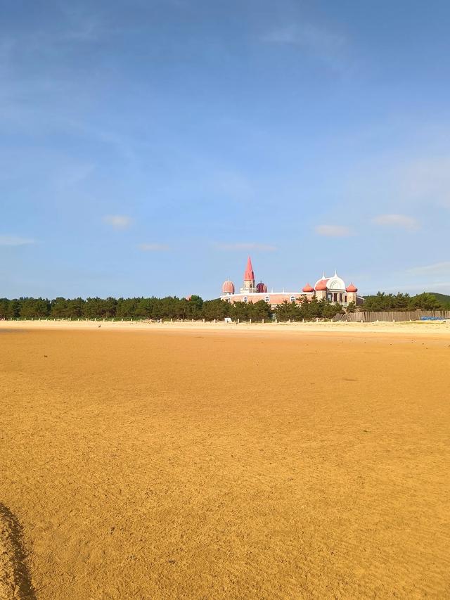 威海影视城曾人气也非常火爆，海水清澈位置好不知何时能回到从前