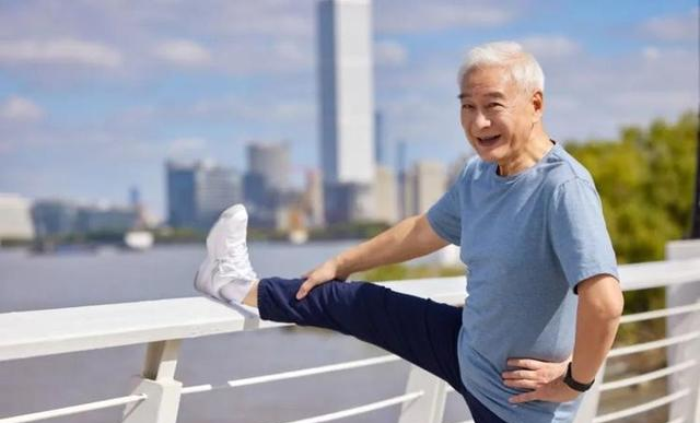 四五十岁的男性做俯卧撑，一次坚持多少个，算身体好？来看看标准