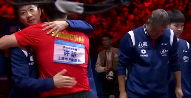 北京男团3-1夺冠！谁注意王楚钦赢球表情，许昕主动拥抱马龙泪目