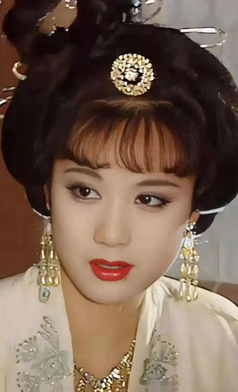 她长得太美被导演“据为己有”，同居27年没证没娃，63岁不治身亡