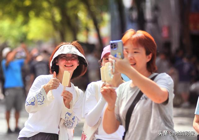 入秋后 冰城避暑游热度不减 各景点游客扎堆