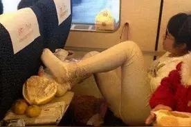 女子在高铁上动作太不雅了，乘客纷纷观看，网友：我都替她脸红！图片