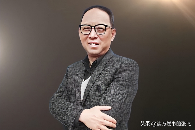 一家子全是美籍，却还在国内“捞金”，年赚4亿，账上还存有130亿