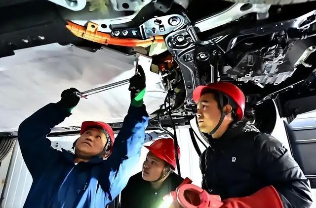 4 万电车保费涨 500！27 万油车反降，车主懵了：就这险企还喊亏？