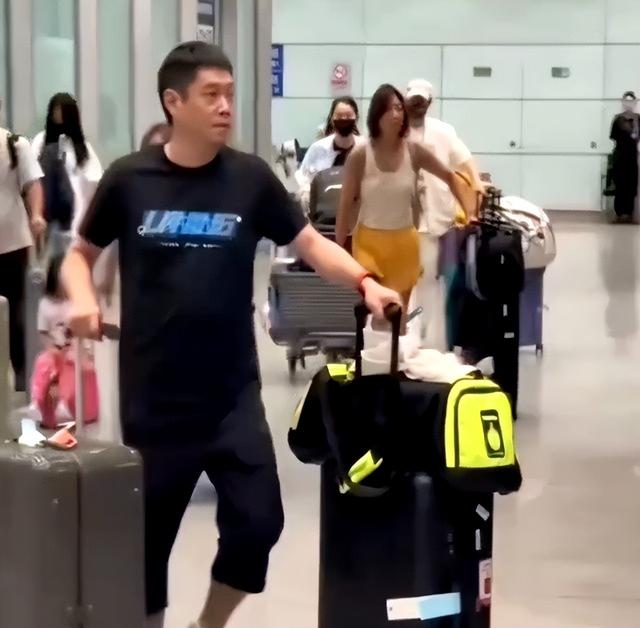 国乒抵达北京：王楚钦一脸疲惫，邱贻可推孙颖莎行李，王曼昱发呆