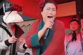 王婆相亲或将关门大吉？都是套路！台上笑嘻嘻台下秒变脸图片