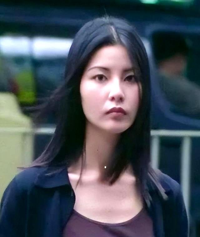 21岁拍三级，30岁被出轨，38岁嫁大佬，如今52岁没孩子还被宠成宝