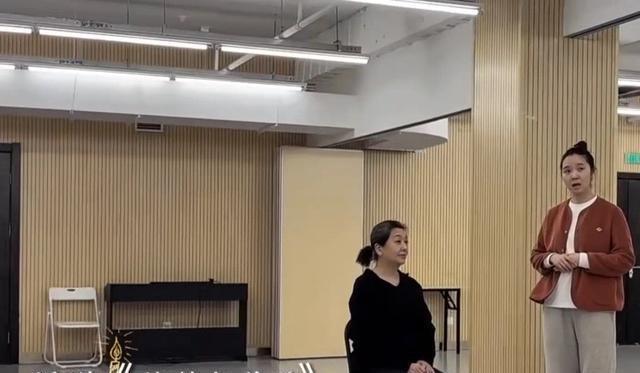 58岁江珊在剧组庆生，穿黑衣满头白发体重超140斤	，皱纹不掩美貌