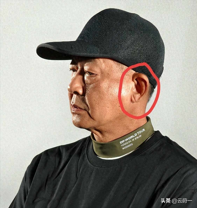 59岁王志文新照流出，肚腩突出耳朵异常，网友猜测患有心脏类疾病