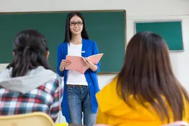 高校辅导员竞争日趋激烈，高校教师与高校辅导员哪个更值得选择？图片