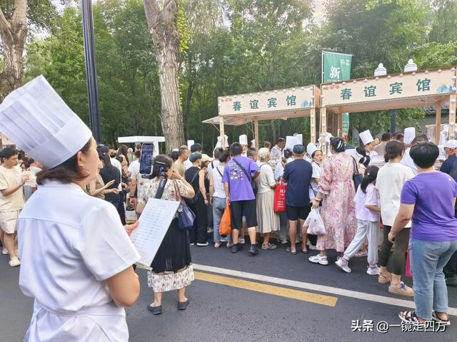 周末16点，长春新民大街又准时变身步行街，市集和舞台开放