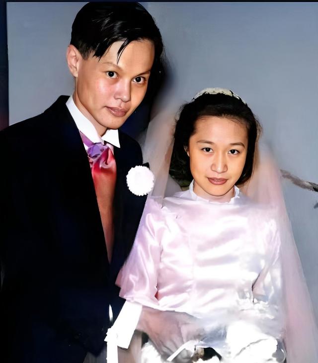 2021年，99岁杨振宁与72岁岳母罕见出镜，北京家中留影，翁帆胖了