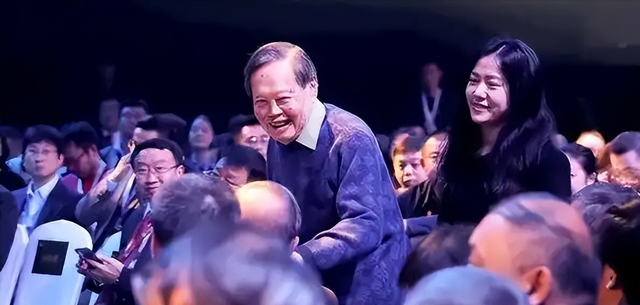 杨振宁追悼会确定，离世前状态曝光，摔跤酿大祸，翁帆或早有察觉