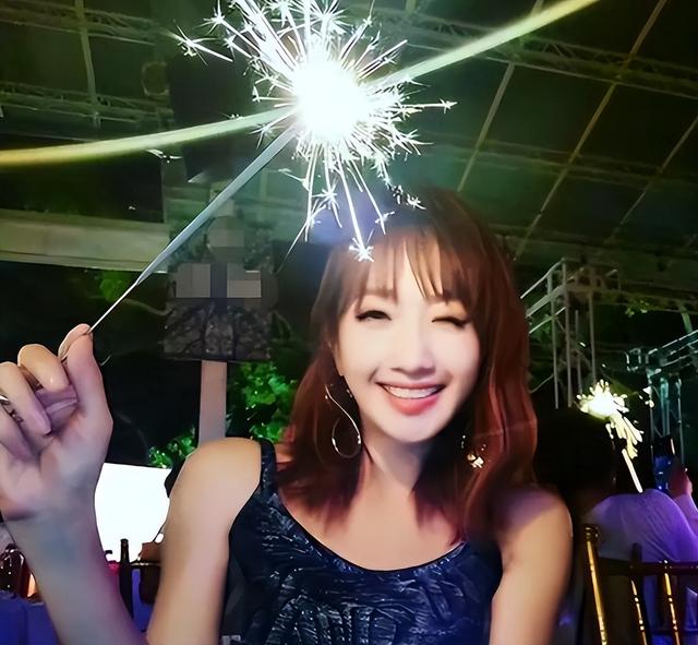 自己定墓园和寿衣，3200万遗产全给姐姐，原来她早就去世了