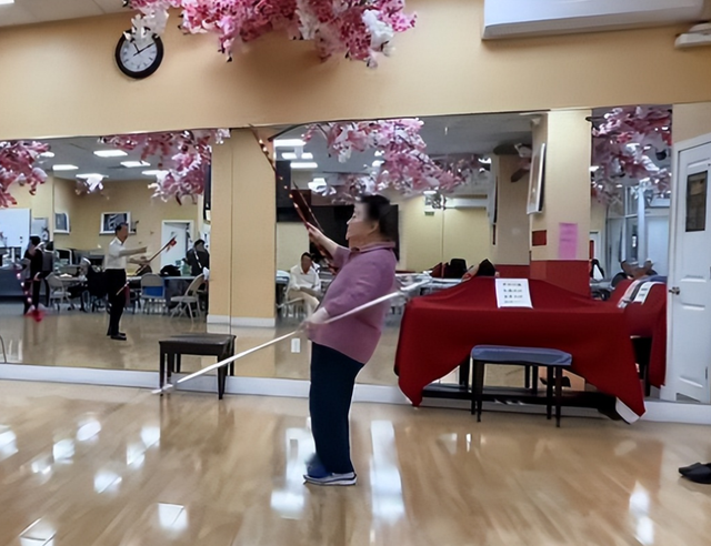 吃里爬外，永不回国？她带领30名演员选择留美，如今年过花甲归来