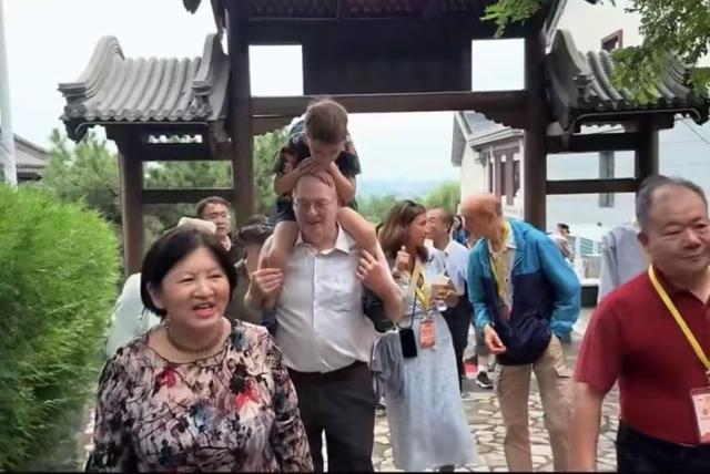 九三阅兵：霍启刚姚明同框、雷军3点钟排队，白求恩孙女带来信件