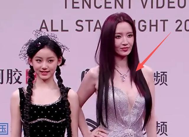 海南红毯好俗，毛晓彤挤出副乳，张萌深V不怕走光，宋茜胸骨凸出