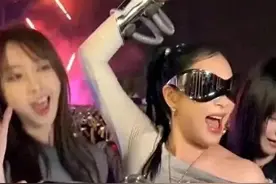 母女三人同框，钟丽缇丰满身姿引热议，胸前焦点难忽视！图片
