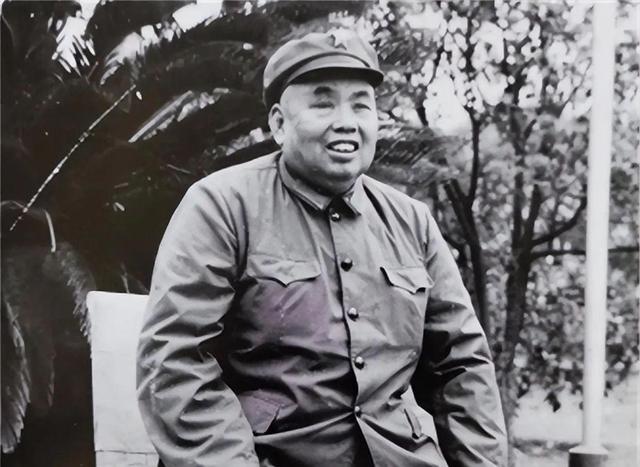80年华国锋来南京，许世友称病不见，晚年许评价：华同志耳根子软