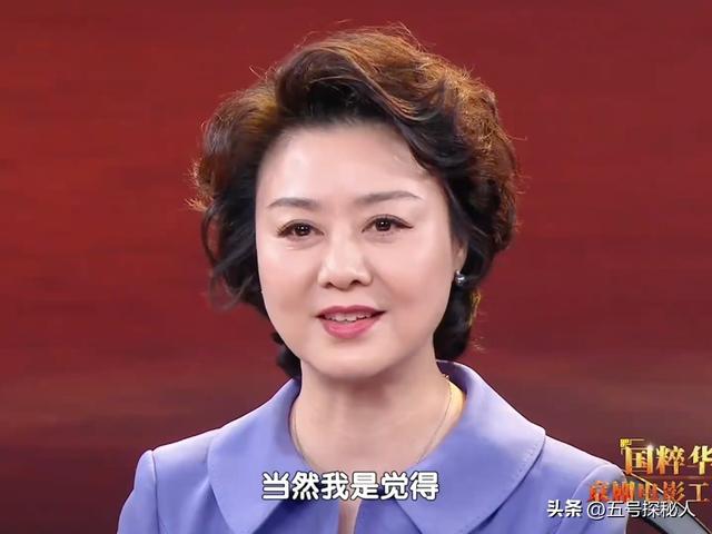 至今未婚未育，身边却有男人陪了近27年!59岁的李胜素才是真清醒