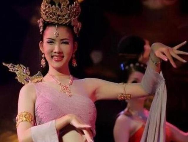 在泰国公共厕所，如果看见紫色标志，导游警告：再急也不要进去